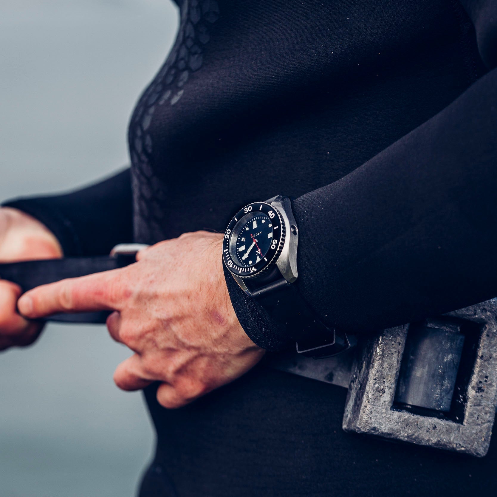 'Arctic' 500m Dive Watch (43mm) | Pitch Black Rotate North 