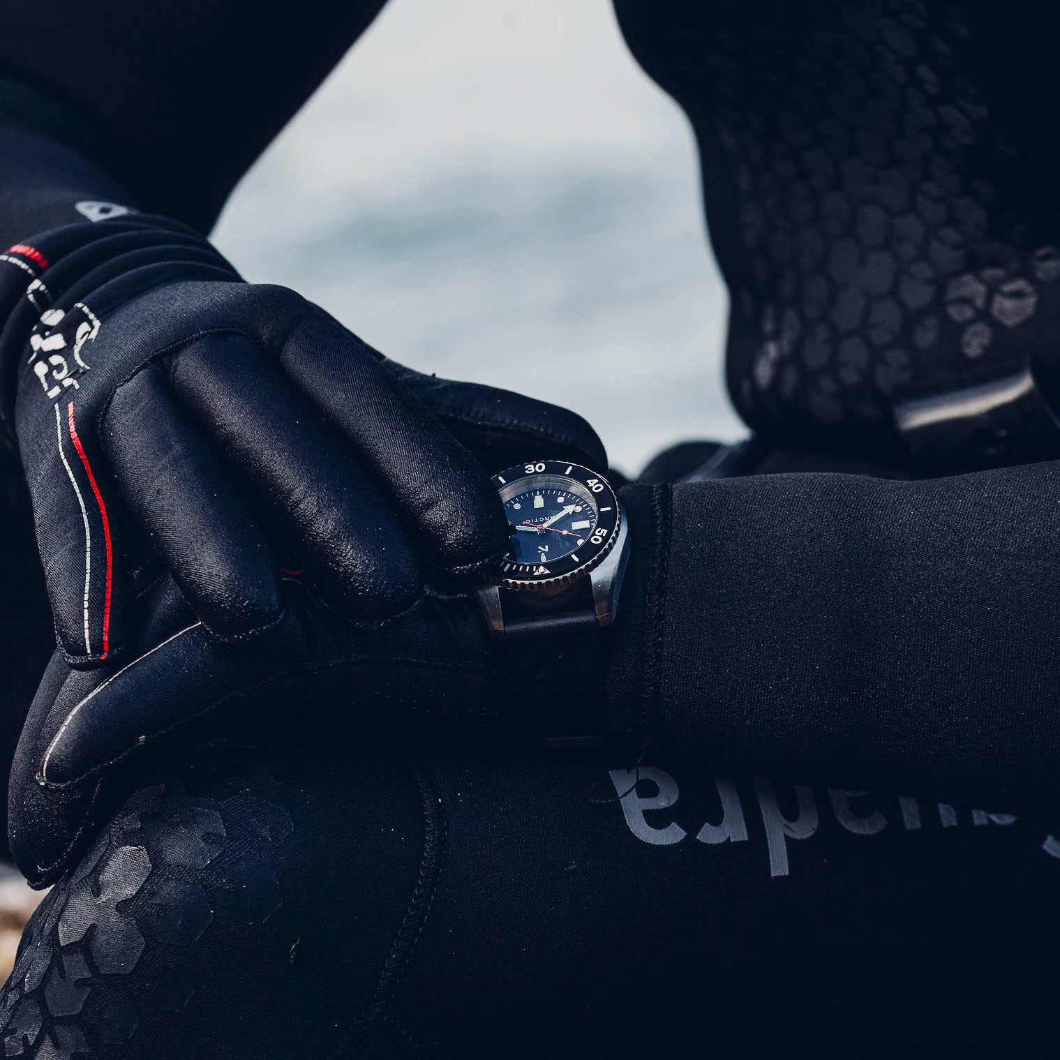 'Arctic' 500m Dive Watch (43mm) | Pitch Black Rotate North 